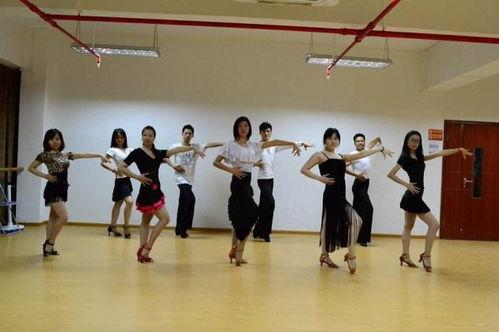 拉丁舞成人室外拍摄视频