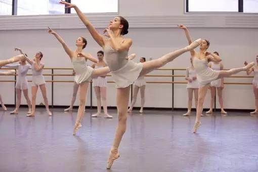 成人学舞蹈掰腿视频,跟视频学掰腿，轻松解锁舞蹈新境界