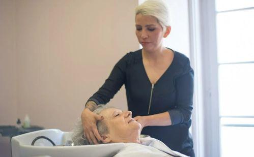 成人给老人洗头视频,关爱长辈,共度美好时光